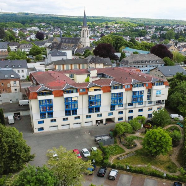Luftaufnahme des Seniorenzentrums Bethesda Höhr-Grenzhausen mit Pflege- und Betreuungsangeboten